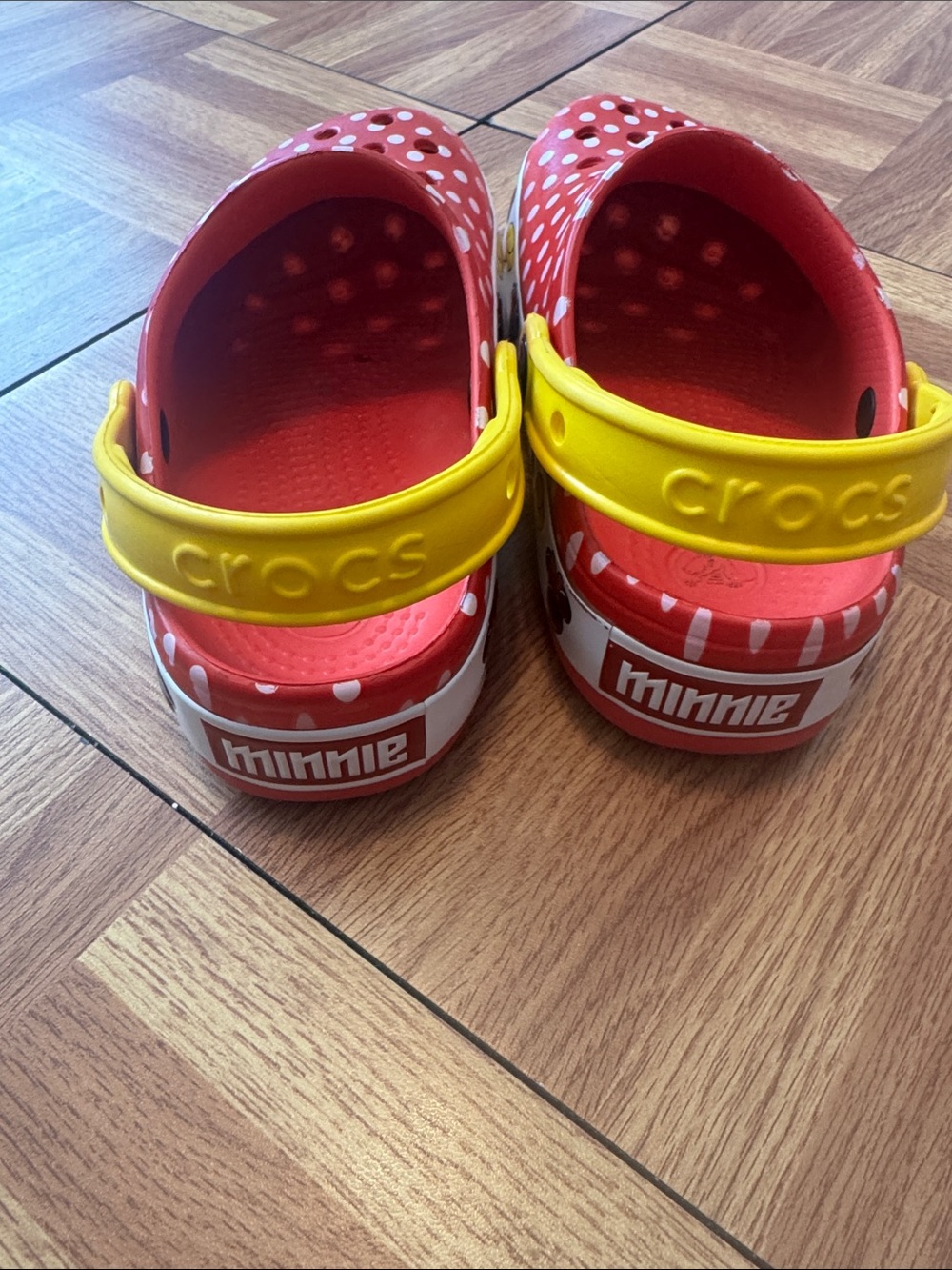CROCS Minnie Red Polka Dot Kids Clogs with Yellow Heel Strap - Picture 3 of 3